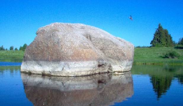 Suur kivi Pärnu jões